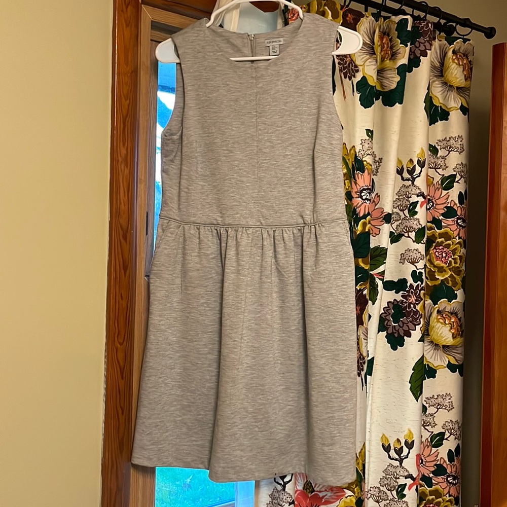 Fun heather gray jumper with zipper back